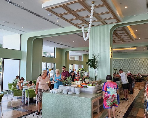 Restaurants & Bar