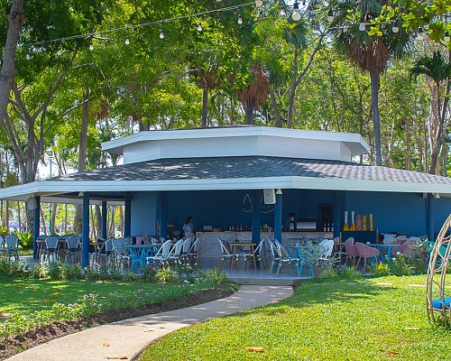 Restaurants & Bar